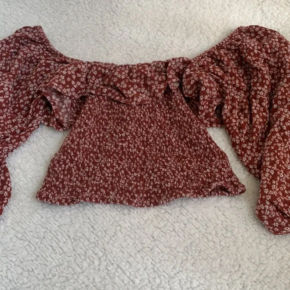 Off the shoulder floral cropped blouse. - Picture 3 of 4